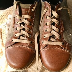 neutral tennis shoes